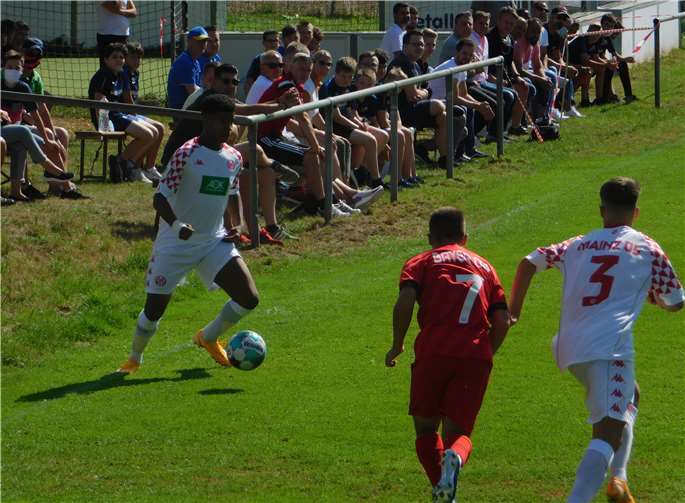 Es fanden sich auch 200 Zuschauer ein und diese wurden mit einem packenden Spiel belohnt. Foto: privat