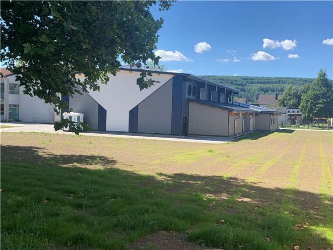 Es fehlt noch der Name: Die Schulsporthalle in Bad Bodendorf ist fast fertiggestellt.  Foto: B. Blechen