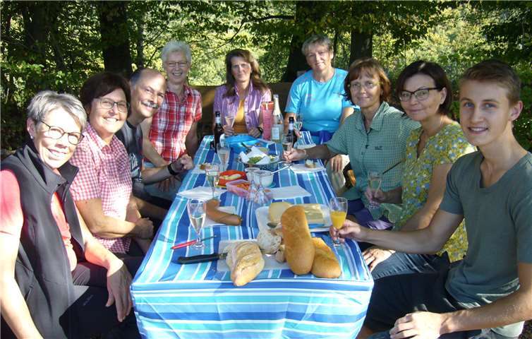 Es fehlte an nichts, die Waldtafel war fein eingedeckt mit allerlei erfrischender Verköstigung, ob fest oder flüssig. Fast fiel es da schwer, diesen sonnig-paradiesischen Platz wieder zu verlassen, aber der „Eichelsteig“ und die zweite Hälfte des Wanderweges mit seinen traumhaften Ausblicken warteten auf die Wingerts Walker. Nach insgesamt drei Stunden reiner Gehzeit waren sie alsbald schon wieder am Ausgangspunkt angelangt, vollgetankt mit Sonnenenergie und vielen Natureindrücken.Privat