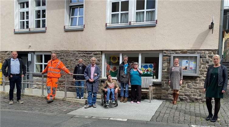 Es freuen sich Ortsbürgermeister Hans Josef Bleser, Gemeindearbeiter Klaus Hilger, Standortleiter Reiko Funke sowie die Einrichtungsleitungen von Kloster Ebernach Nathalie Dimmig (zentrales Wohnen, Tagesstruktur und Tagesstätte für Senioren) und Sandra Müntnich (dezentrales Wohnen, Leitung Franziskaner mobil) mit den Bewohnerinnen und Bewohnern des Hauses Elisabeth.Foto: Kloster Ebernach