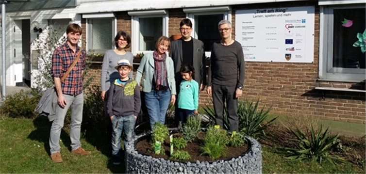 Es freuen sich der Sozialdezernent der Stadt Neuwied, Michael Mang, die Geschäftsführerin des Diakonischen Werkes, Pfarrerin Renate Schäning, Stephan Amstad (Städtisches Kinder und Jugendbüro) und Andreas Bühler (Dekanat Rhein-Wied) sowie die Mitarbeiterin des Treffs Frau Christine Kabierschke und die Kinder.Privat