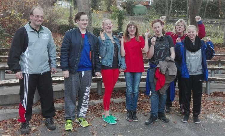 Es freuen sich über den Titel der Regionalschulmeisterschaft: Herr Didinger und Frau Philippi (Betreuer) Silerinnen Jacqueline Dittrich, Doreen Rehse, Marie Pioch (Ersatz), Jasmin Dittrich und Gina Mallmann.privat