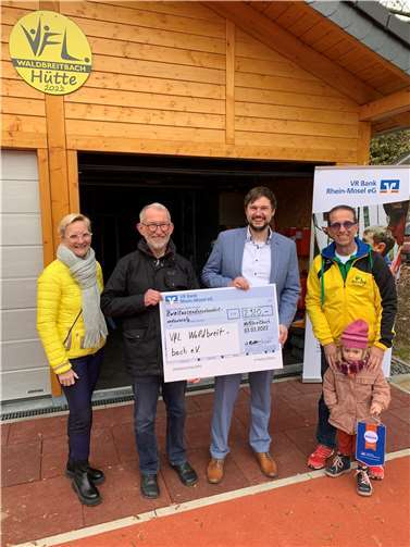 Es freuen sich über die Geldzuwendung (von links): Peggy Stüber (Schatzmeisterin), Josef Hoß (Geschäftsführer), Sebastian Jacke (VR Bank Rhein-Mosel) und Wolfgang Bernath (Vorsitzender) mit Enkelkind und Vereinsmitglied Martha Hampel.  Foto: Florian Kütt