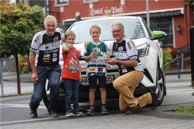 Es freuen sich (von links) Opa Peter Lehnert, Nico Lehnert, Timo Lehnert und der scheidende Vortour-Chef Jürgen Grünwald. Foto: privat