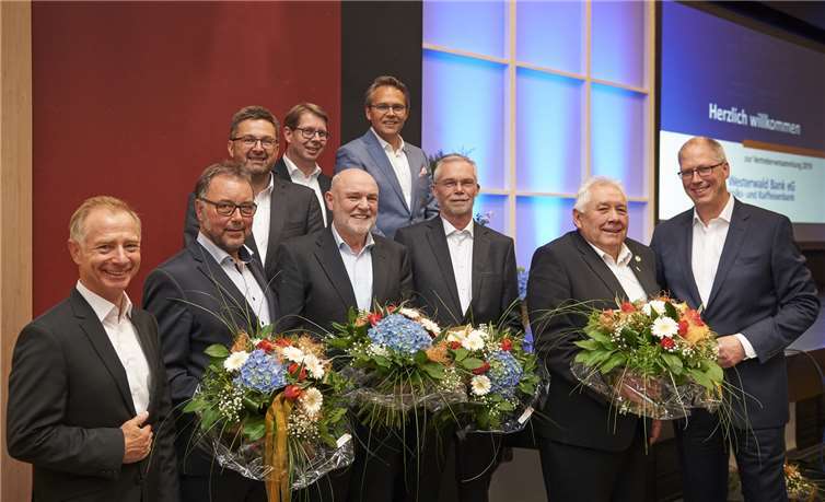 Es gab Blumen für wiedergewählte und ausgeschiedene Aufsichtsräte. Fotos: Westerwald Bank/Matthias Ketz