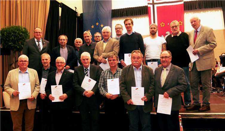 Es gab Ehrenurkunden sowie Urkunden des Gemeinde- und Städtebunds Rheinland-Pfalz.Fotos: SES