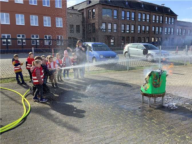 Es gab Experimente rund um brennbare und nicht brennbare Materialien.  Foto: privat