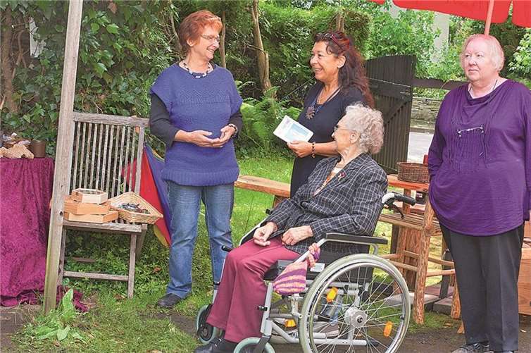 Es gab Interessantes zu entdecken und angeregte Gespräche auf dem Regenbogenmarkt.Wolfgang Tischler