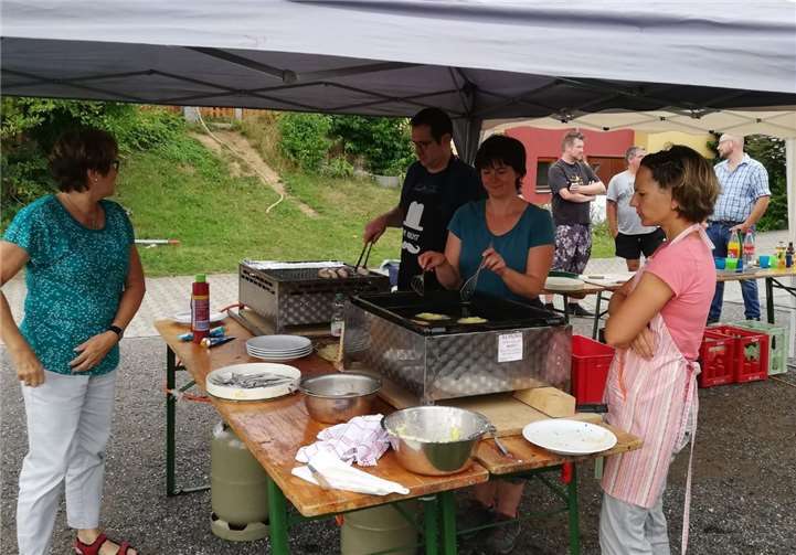 Es gab Krebbelcher mit Apfelmus, Bratwurst, kalte Getränke und natürlich auch Kaffee und Kuchen.Foto: Manuel Krautkrämer