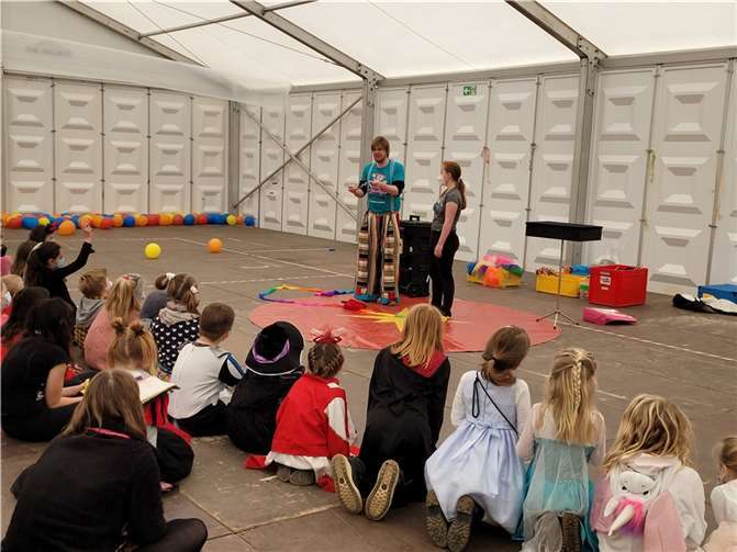 Es gab auch eine Zaubershow durch Nils Gruber von der Erlebnisakademie Rheinbach.