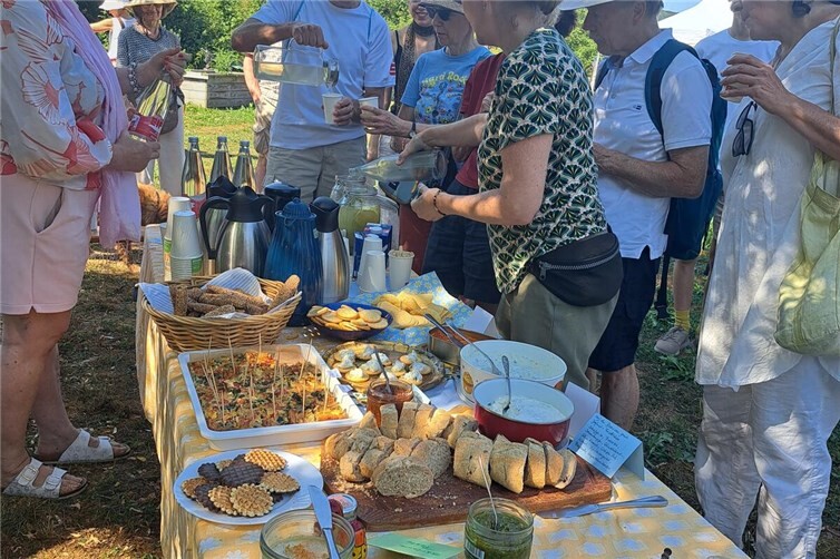 Es gab ein Gartencafé mit süßem und herzhaften Buffet. 