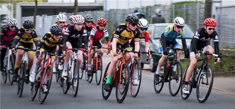 Es gab ein enges und geschlossenes Fahrerfeld mit Niklas Klemmt und Valentino Zandegiacomo de Lugan (im schwarzen Rennanzug des RSC).  Foto: Nathalie Gerhards
