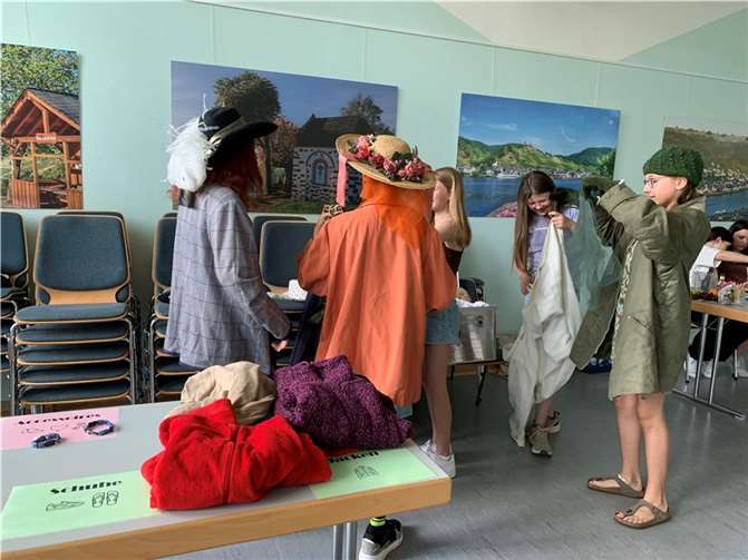 Es gab eine schöne Auswahl an Kleidungsstücken, es wurde fleißig anprobiert und outfittechnisch auch mal etwas Neues gewagt. Fotos: Anja Schmidt