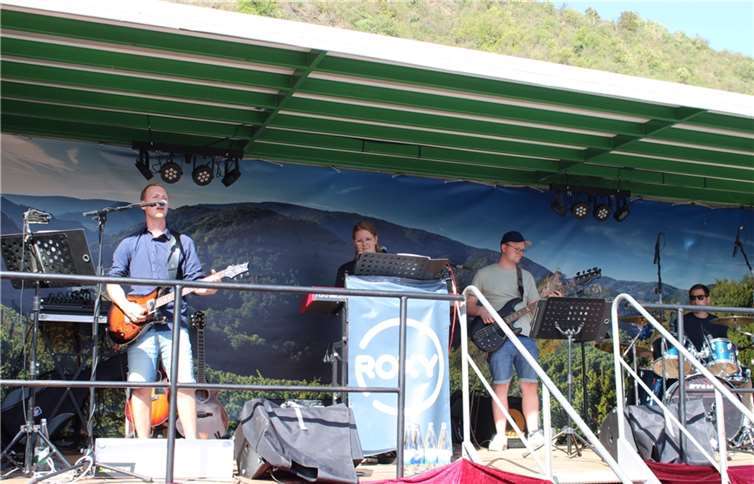 Es gab jede Menge Live-Musik, unter anderem von der Band „Roxy“.  Fotos:DU