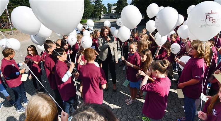 Es gab kein Halten mehr, als es bei strahlendem Sonnenschein zum traditionsreichen Luftballonstart hinaus auf den Schulhof ging.Foto: RASCH