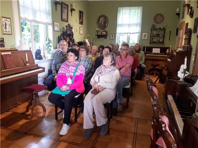 Es gab kurzweilige Erläuterungen zu den Instrumenten, ihrer Entstehung, ihrem Aufbau und ihrer Verwendung sowie einige musikalische Kostproben. Quelle: Verein plus/minus 60 aktiv