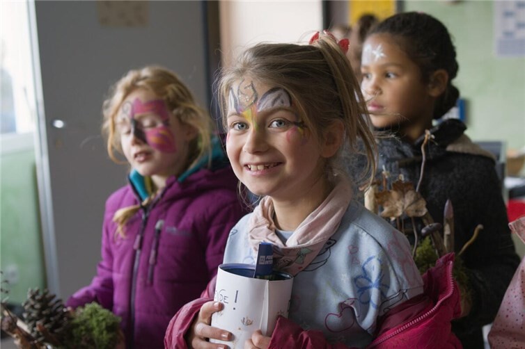 Es gab liebevoll gestaltete Handarbeiten, duftende Leckereien und kleine Kunstwerke, auch aus Schülerhand, zu entdecken. Foto: Freie Waldorfschule Mayen