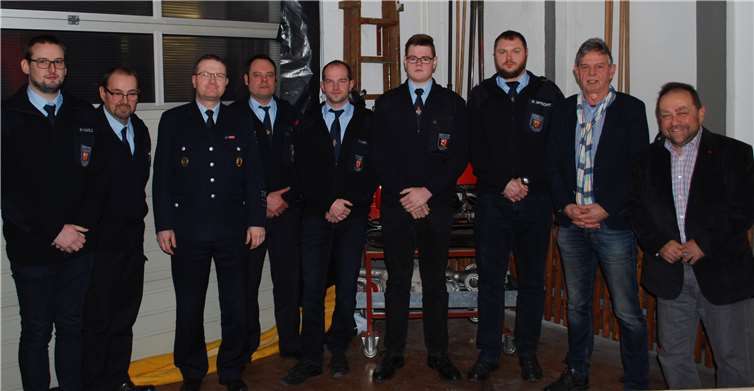 Es gab viel zu besprechen bei der Jahreshauptversammlung der Freiwilligen Feuerwehr Kehrig: Peter Michels, Wehrführer Michael Michels, Wehrleiter Peter Ott, stv. Wehrführer Daniel May, Fabian Martini, Kai Wenzel, Sven Specht, Ortsbürgermeister Herbert Keifenheim, Bürgermeister Alfred Schomisch (v.l.). Privat