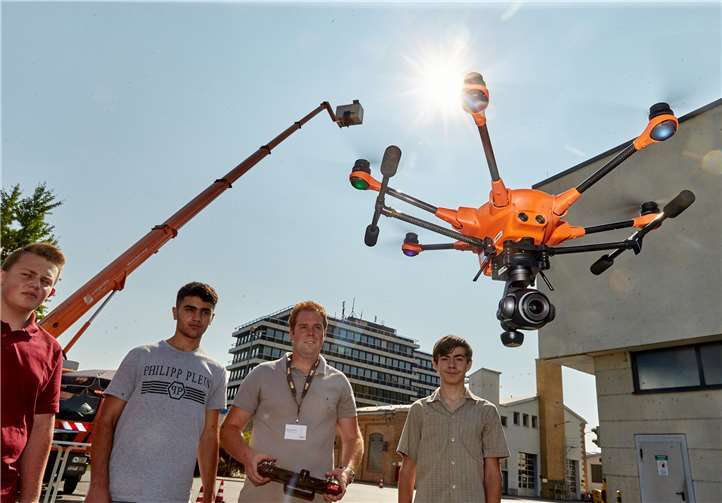 Es gab viel zu sehen beim Tag der Ausbildung: Unter anderem auch eine Übungsdrohne, mit der die Netzexperten der evm-Gruppe zum Beispiel Schäden an Solaranlagen aufspüren. Foto: evm/Frey.