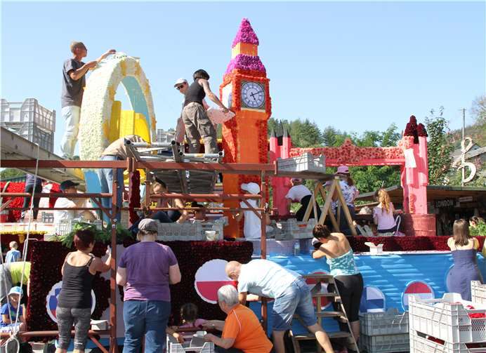 Es gab viel zu tun beim Blumenstecken.