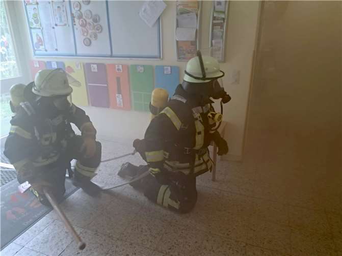 Es galt den angenommenen Brand unter Kontrolle zu bekommen und vor allem die vermissten Personen unversehrt zu retten.