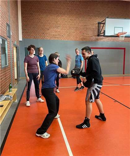 Es galt, sich rege gegen die männlichen Angriffe zur Wehr zu setzen.