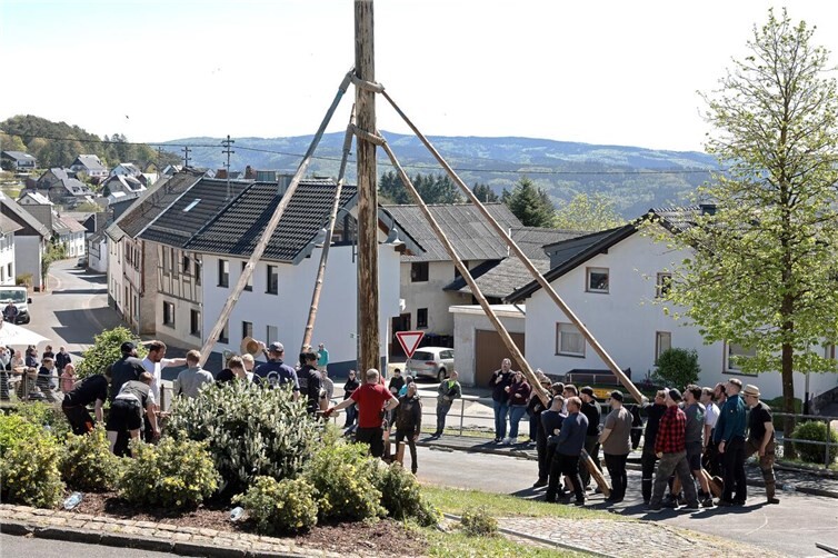 Maibaumaufstellen in Reifferscheid – Junggesellen leben Brauchtum