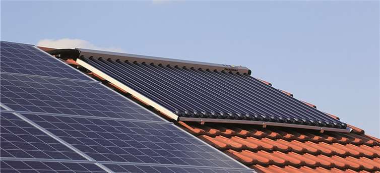 Es geht auch beides. Solarthermie- und Fotovoltaikanlage auf einem Dach. Florian Methe / pixelio.de