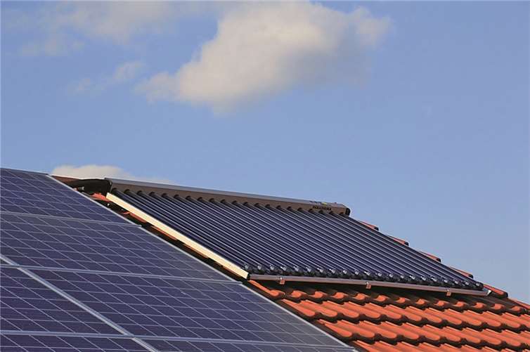 Es geht auch beides, Solarthermie- und Photovoltaikanlage auf einem Dach. Florian Methe/pixelio.de