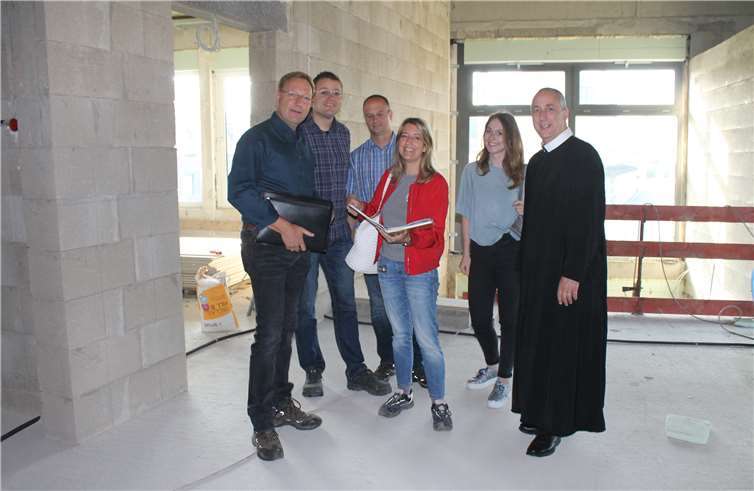 Neubau der Kita an der Peterstorstraße kommt gut voran Es geht geschäftig zu auf der Baustelle der neuen Kita an der Peterstorstraße. Zu einem Rundgang haben sich getroffen (v.l.) Andreas Will, Fachingenieur für Gebäudetechnik, Sascha Schmidt und Markus Felsing von der VG-Gebäudeverwaltung, Bauleiterin Eva Göttert vom Architekturbüro Simon, die künftige Kita-Leiterin Katharina Lörsch und Bruder Matthias Kollecker vom Katholischen Klinikum.privat