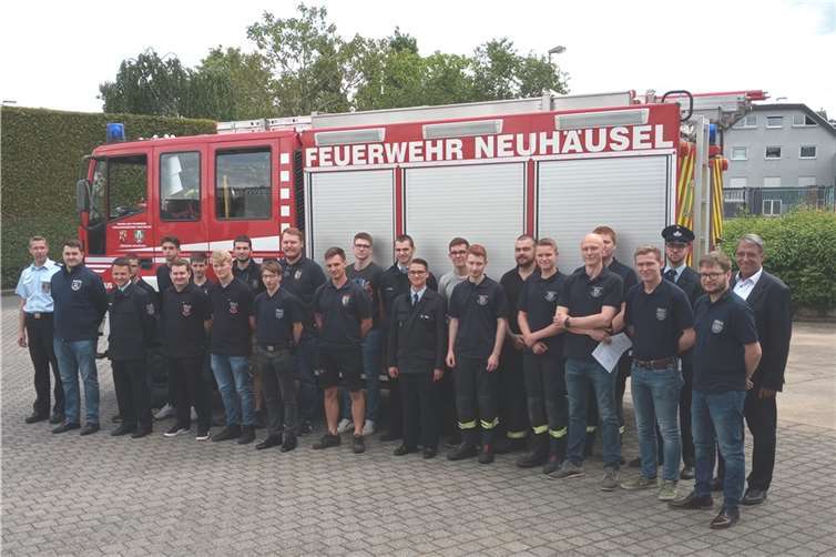 Es geht los: 23 junge Männer haben in der Verbandsgemeinde ihre Grundausbildung zum Feuerwehrmann begonnen. Zum Auftakt trafen sie sich im Gerätehaus in Neuhäusel.  Fotos: VG Montabaur