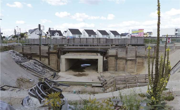 Es geht noch nicht voran, die Bahnnutzer und Bürger des Neunaugebietes müssen noch andere Wege nutzen, um auf die andere Seite der Gleise zu gelangen.-WM-