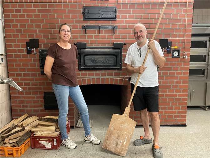 Es geht wieder weiter: Jacqueline und Volker Schragen mit ihrem neuen Holzbackofen.Foto: ROB