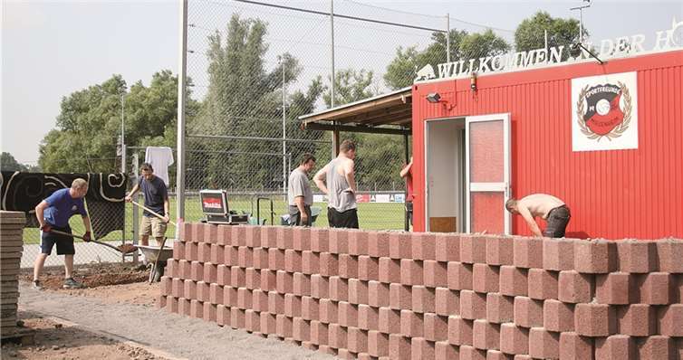 Es gibt noch viel zu tun, und wenn jeder mit anpackt, können sich Miesenheims Bürger bald an einer epochalen Arena am Nettestrand erfreuen.privat