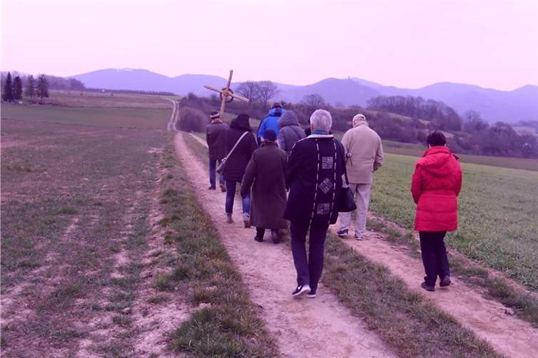 Es ging auf dem Kreuzweg über die Höhen von Ließem nach Niederbachem zum ev. Gemeindehaus. Privat