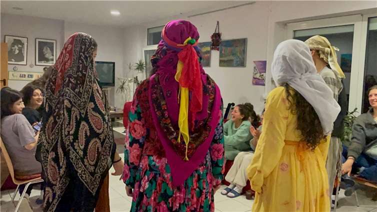 Es ging um Folkloretanz, die Geschichte dieser Tänze und damit die Geschichte der kurdischen Gesellschaft.