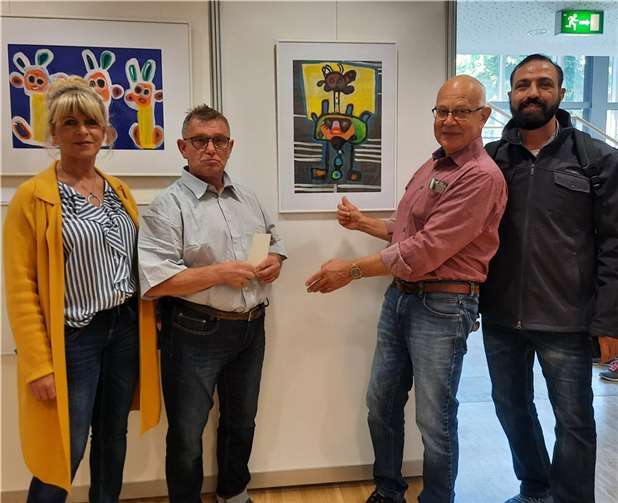 Es gratulieren dem Künstler (v. l. n. r.): Birgit Bergau (format gGmbH), Jürgen Neidhardt, Roland Schulze (Jurymitglied) und Bahram Najafi-Bahari (Kunsttherapeut). Foto: privat