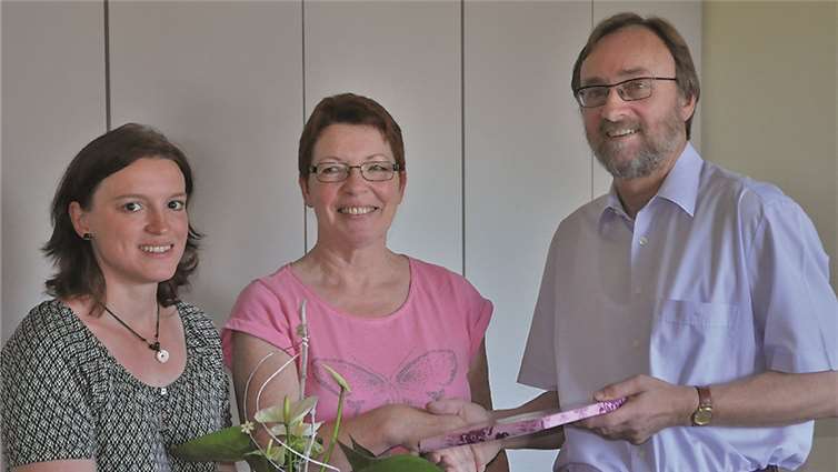 Es gratulieren der Jubilarin Ursula Over (Mitte) zum 40-jährigen Dienstjubiläum der Kreisvorsitzende Hans Werner Kaiser und Kreisgeschäftsführerin Doreen Borges. privat