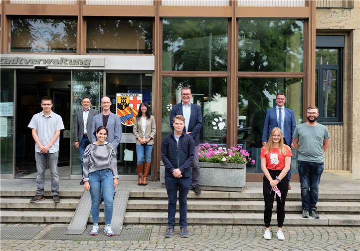 Es gratulieren (hinten, von links) Holger Trende, Amtsleiter des Personalamtes der Stadt Neuwied, Ausbildungsleiterin Patricia Bresgen, Personalratsvorsitzender Jörg Herrgott und Bürgermeister Peter Jung den Neuen in der Stadtverwaltung Neuwied: (zweite Reihe von links) Jonas Tetzlaff, Christian Schuf, Sebastian Lenz, (vorne) Lisa Walther, Arthur Goas und Sabrina Lange.Foto: Stadt Neuwied
