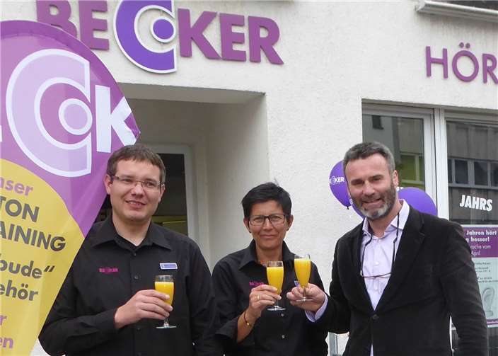 Es gratuliert herzlich das BECKER-Team in Mendig: Markus Hoffmann, Fachgeschäftsleiter und Hörakustikmeister, Susanne Scharrenberg, Hörberaterin und Dan Hilgert-Becker, Mitglied der Geschäftsleitung BECKER Hörakustik. (v.l.n.r.). privat