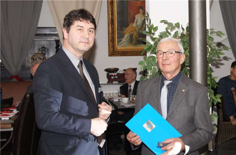 Es gratulierte der Vorsitzende Dr. techn. Thomas Kinsky (li.).VDI