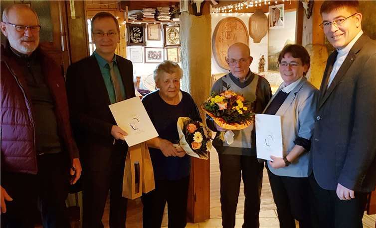 Es gratulierten Anna Bley (3.v.li..) und Ewald Breuer (3.v.re.): Reinhard Koch, Andreas Geron, Helga Schmitt-Federkeil und Pastor Achim Thieser. privat