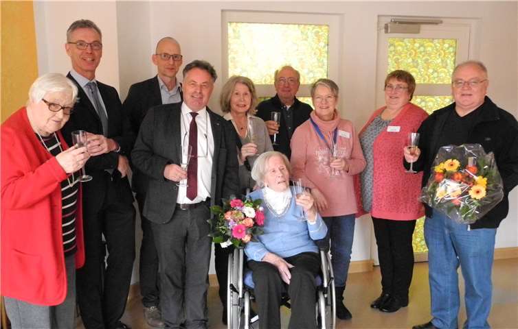Es gratulierten v.li. Margareta Heck (stellvertretende Bewohnerbeiratsvorsitzende), Udo Heuser (Stadtbürgermeister), Jörg Warnke (Einrichtungsleiter), Friedhelm Münch (Zweiter Kreisbeigeordneter), Hedwig Abbou (Tochter der Bewohnerin) mit Ehemann, Marina Adams (Wohnbereichsleiterin), Galina Richter (stellvertretende Pflegedienstleiterin) und Dieter Korte (Beigeordneter der Varbandsgemeinde) der 105-Jährigen Franziska Hacker (Mitte).Quelle: Marienhaus Seniorenzentrum St. Josef