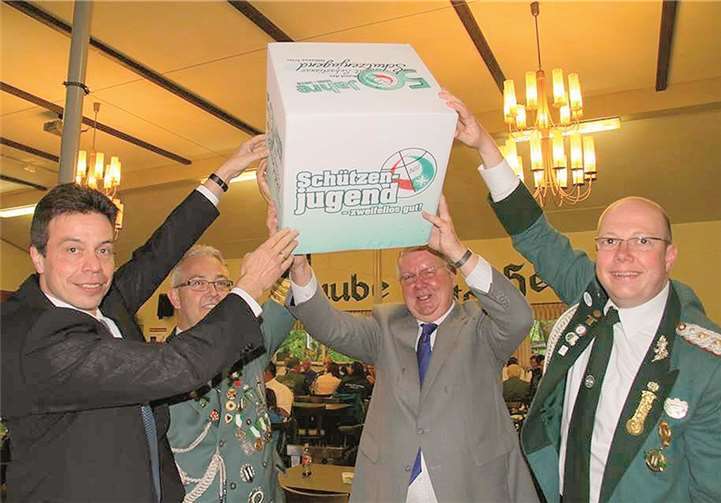 Es gratulierten zu 50 Jahren BdSJ Trier v.l. Schirmherr Andreas Biebricher (MdL), Rübenachs Brudermeister Gerhard Riehl, Dr. Michael Fuchs (MdB) und Diözesanjungschützenmeister Björn Oberhausen.