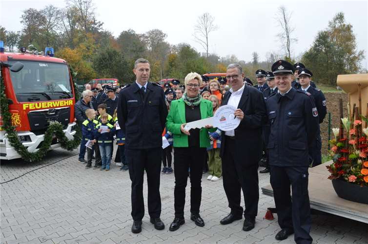 Es hat länger gedauert als gedacht, doch mit der Schlüsselübergabe wurde das neue Feuerwehrgerätehaus offiziell in Betrieb genommen. Darüber freuen sich (v.r.): Der Wehrführer von Niederelbert, Simon Brömel, der Erste Beigeordnete und Brandschutzdezernent der Verbandsgemeinde Montabaur, Andree Stein, die leitende Architektin Sonja Meffert vom Büro Meffert Architekten und der Wehrleiter der Verbandsgemeinde Montabaur, Jens Weinriefer. Fotos: VG Montabaur / Ingrid Ferdinand