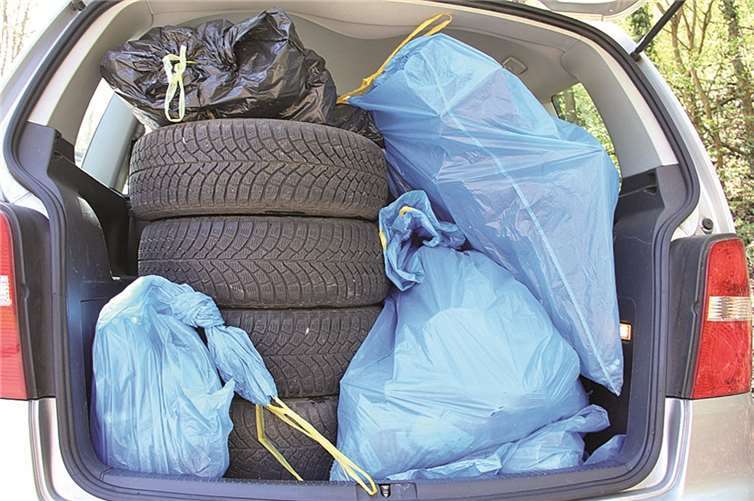 Es hat sich gelohnt: Eine komplette Ladung voll Unrat kann zum Sammelcontainer am Rheinparkplatz gebracht werden.