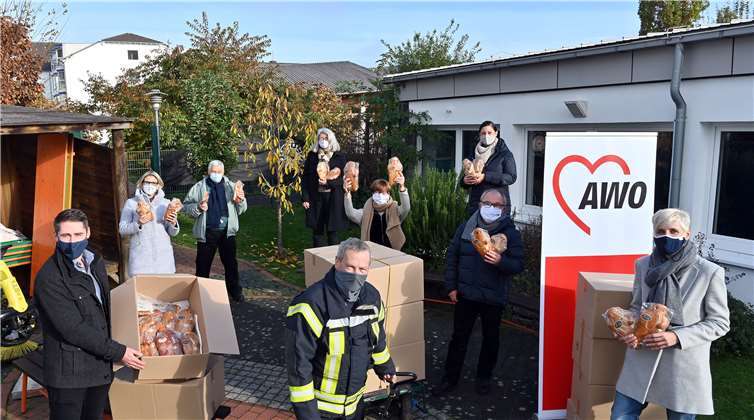 Es herrschte große Freude über die Spende für die Kinder. Foto: AB