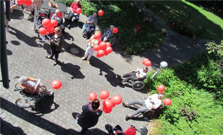 Es herrschte rege Teilnahme bei der der Luftballonaktion. Foto: privat
