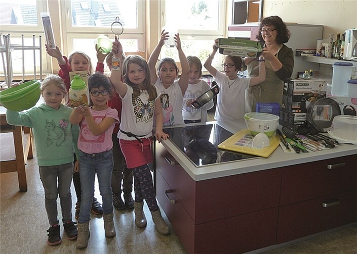 Es ist angerichtet: Schüler der Koch-AG präsentieren in der Schulküche der Aloisiusschule mit ihrer Betreuerin Frau Heithausen (rechts) die neuen Kochutensilien.privat