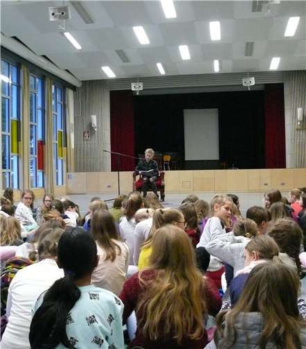 Es ist aufregend, seinen Text vor so vielen Zuhörern vorzutragen.